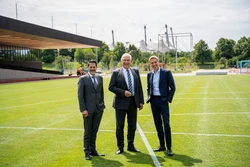 Drei Männer stehen zusammen auf dem TUM Campus im Olympiapark und sprechen freundlich miteinander. TUm Präsident Thomas F. Hofmann, Bayerns Innen- und Sportminister Joachim Herrmann und Münchens Oberbürgermeister Dominik Krause.